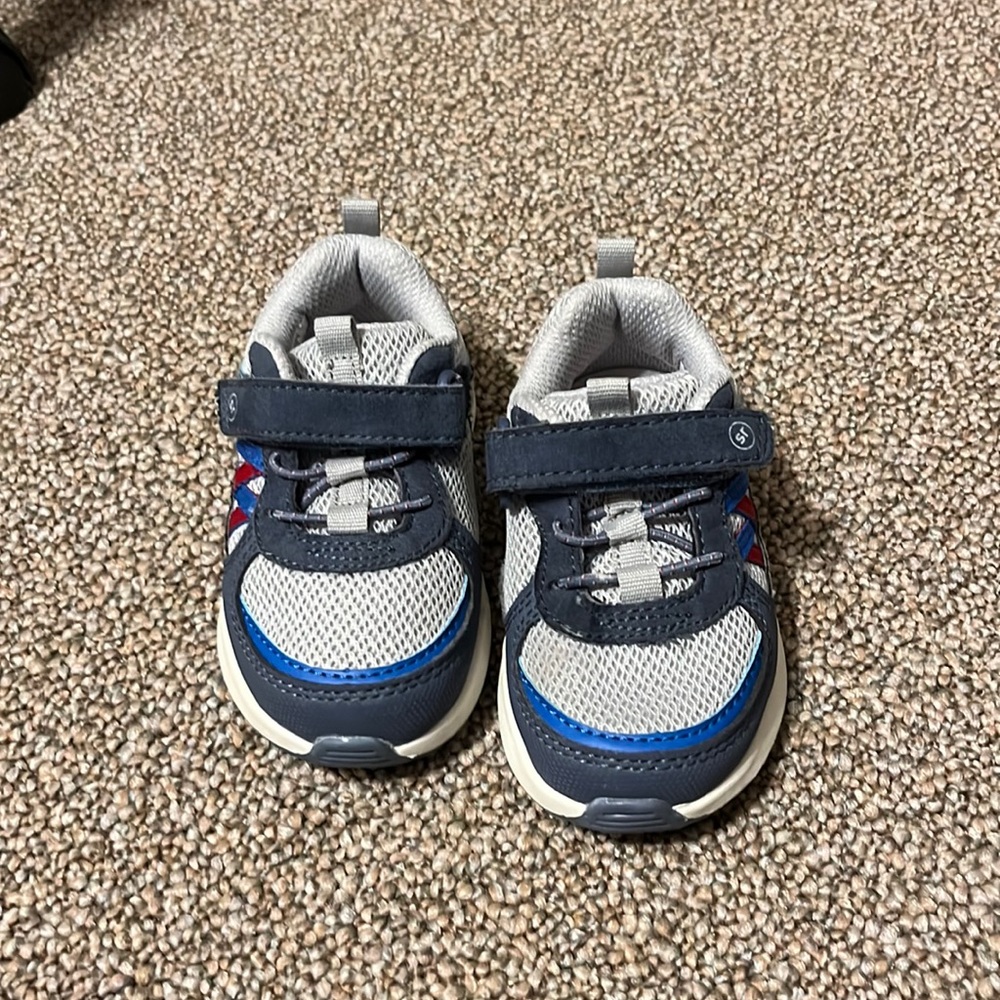 Munchkin by Stride rite size 6 toddler shoes
